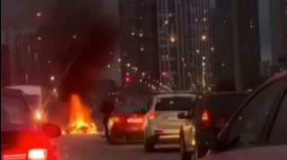 Yekaterinburqda motosiklet mikroavtobusa çırpıldı: Sürücü yanaraq öldü    - VİDEO