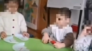 Gəncədə bağçada biabırçılıq - Tərbiyəçi azyaşlıları təhqir etdi - VİDEO