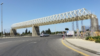 Установлены стальные пролеты нового перехода, строящегося на опасной для пешеходов бакинской трассе - ФОТО - ВИДЕО