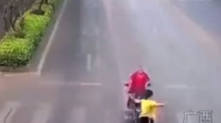 Motosikletçi piyada keçidində qadını vurdu - ANBAAN VİDEO  