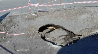 В центре Баку провалилась дорога: возникла большая яма - ФОТО 
