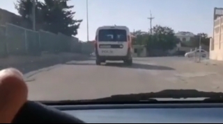 Polis yolda qalan sürücüyə belə kömək edib  - VİDEO
