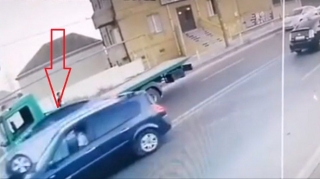 Sürücü qoşa xəttin tələbini pozdu, "Hyundai" ona çırpılıb ikitəkər qalxdı  - VİDEO