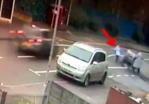 Uşağı maşınla vurub anasını təhqir etdi  - VİDEO