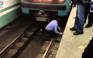 Metroda qatarın altına düşən şəxs narkoman olub