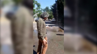 Nəşriyyatın qarşısında “su fontanı”  peyda oldu   - VİDEO