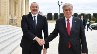 Əliyev Tokayevi təbrik etdi 