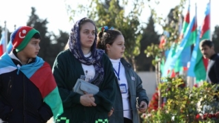 Zəfər Günü ilə əlaqədar İkinci Şəhidlər xiyabanı ziyarət olunur  - FOTO