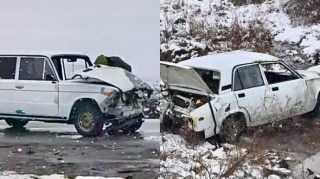 Qarlı havada iki “VAZ” toqquşdu, biri dərəyə düşdü  - VİDEO