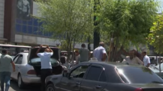 Bu küçədə həm sürücülərin, həm də piyadaların həyatı üçün təhlükə var - VİDEO