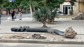 Gəncədə avtomobil işıqforu yerindən çıxardı - FOTO