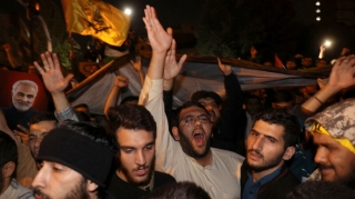 Tehranda etirazçılar 25 məscidi yandırıb, 26 banka hücum ediblər 