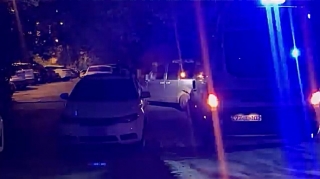 Maşını məhəllənin girişində saxlayan sürücü təcili yardımın yolunu bağladı    - VİDEO