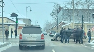 Qırmızı işıqda yolayrıcına girən sürücü qəza törətdi   - VİDEO