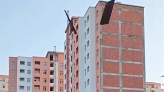 Bakıdakı küləkli havada təhlükəli anlar - VİDEO