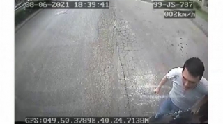 Bakıda sərnişin avtobusun şüşəsini yumruqla sındırdı  - VİDEO  - FOTO