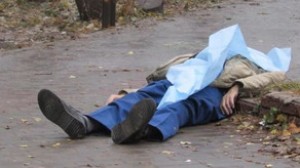 Küçədə meyiti tapılan kişinin şəxsiyyəti və ölüm səbəbi məlum oldu