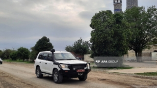 Bakının mərkəzində maşınların şüşəsini qırıb qarət etdilər