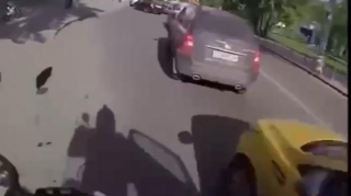 Diqqətsiz sərnişin moto istifadəçisini vurub aşırdı  - VİDEO