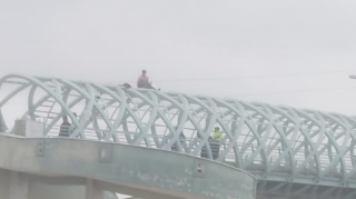 В Баку мужчина пытался поджечь себя и спрыгнуть с надземного перехода - ФОТО 