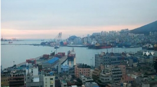 Cənubi Koreyada liman yaxınlığında gəmi yanıb