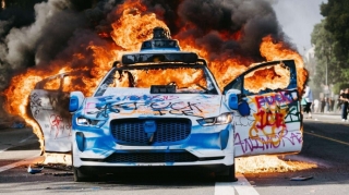 Etirazçılar robot taksiləri yandırdılar - FOTO 