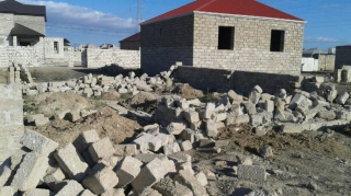 İcra Hakimiyyəti ön cəbhədə döyüşən əsgərin tikilməkdə olan evini söküb  - FOTO