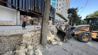 “Metropark”ın yaxınlığında səkinin zəbt edilməsinin qarşısı alınıb - FOTO 