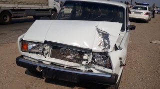 Sürücülük hüququ olmadan sürdükləri maşınlar toqquşdu - Ölən var   - VİDEO