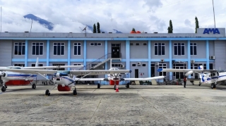 İndoneziyada sərnişin təyyarəsi yandırıldı: ABŞ-li pilot həlak oldu - FOTO 