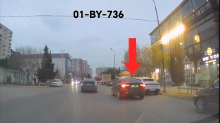 Boş yerə sığmayan sürücü ikinci cərgəni zəbt etdi - VİDEO