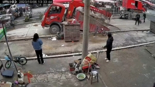 İnsanları şoka salan hadisə: Yük maşını yerə batdı - VİDEO