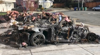 “Tesla”nın elektrikli avtomobili bir milyon dollarlıq yanğına  səbəb oldu  - FOTO