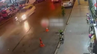 Qadını vuran sürücü əvvəl düşüb baxdı, sonra qaçdı - ŞOK VİDEO 