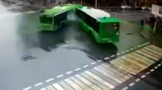 Qazaxıstan paytaxtında iki sərnişin avtobusu toqquşub: Onlarla şəxs xəsarət alıb - VİDEO 