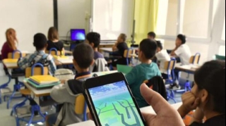 Məktəblərdə telefondan istifadə qadağan edilə bilər