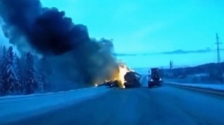 İki yük maşını toqquşdu; partlayış baş verib, ölən var - VİDEO 