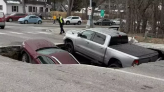 Qırmızı işıqda gözləyən avtomobillər çökən yola düşdü - FOTO 