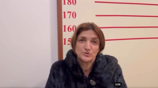 Pensiya düzəltmək adı ilə insanları aldatdı, polis yaxaladı  - VİDEO