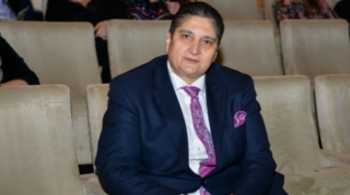 “Evimə bir kisə pulla qayıtmışam, qapımda 60-70 avtomobil gözləyirdi” 