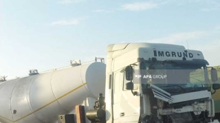 Bakı-Qazax magistralında betonqarışdıran avtomobil yük maşını ilə toqquşdu  - FOTO