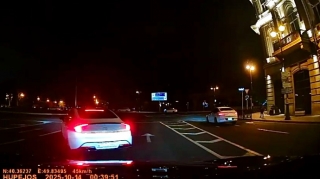 Dairədə avtomobili sıxışdıraraq qəza riski yaradan sürücü – 77-TA-666   - VİDEO