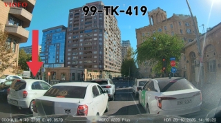 Qoşa xəttin tələbini pozan sürücü əks yoldakı maşınlara maneə yaratdı - VİDEO