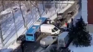 Marşrut avtobusu və 10-a yaxın avtomobilin iştirakı ilə qəza  - VİDEO