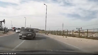 Əks yolla gələn sürücü qəza şəraiti yaratdı - 90-OV-732   - VİDEO