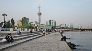 Bakı bulvarında gənc qız intihar edib