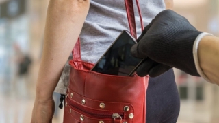 Bakıda qadının 3 min manatlıq telefonu oğurlanıb 