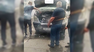 Tbilisidə yanğın: “Mercedes” qəflətən alışmağa başladı   - VİDEO