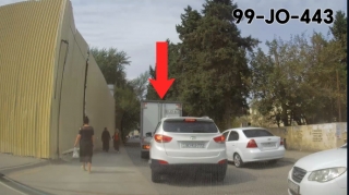 Yük maşınını ikinci cərgədə saxlayan sürücü yolu kəsdi - VİDEO