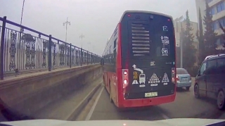 Bakıda avtobus sürücüsü eyni maşını iki dəfə təhlükəyə atdı    - VİDEO